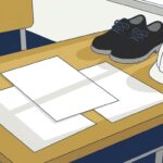 机に広げた建設業の求人票3枚と、新しい安全靴とヘルメット