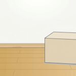まだ手が付いていない室内のすみ。床に無地のベージュの箱が1つだけ置かれ、その左は何も置かれないまま空いている