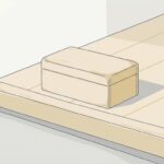 朝の光が入る玄関の上がり框に、ふたを閉じた無地の木の道具箱が1つだけ置かれている