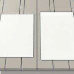 机の天板に無地の紙が2枚、長さの違いが分かるように横に並んでいる