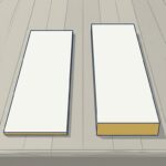 机の天板に無地の木の板が2枚、厚みの違いが分かるように横に並んでいる