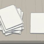 机の上に、閉じた厚紙のファイルが7冊、角をそろえずに積み重ねてあり、そのすぐ右に同じファイルが1冊だけ離れて平らに置いてある