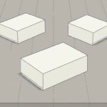 作業台の上に、無地の箱が3つ三角の位置に置かれている。手前の1つがいちばん大きく、奥の2つは同じ大きさ。